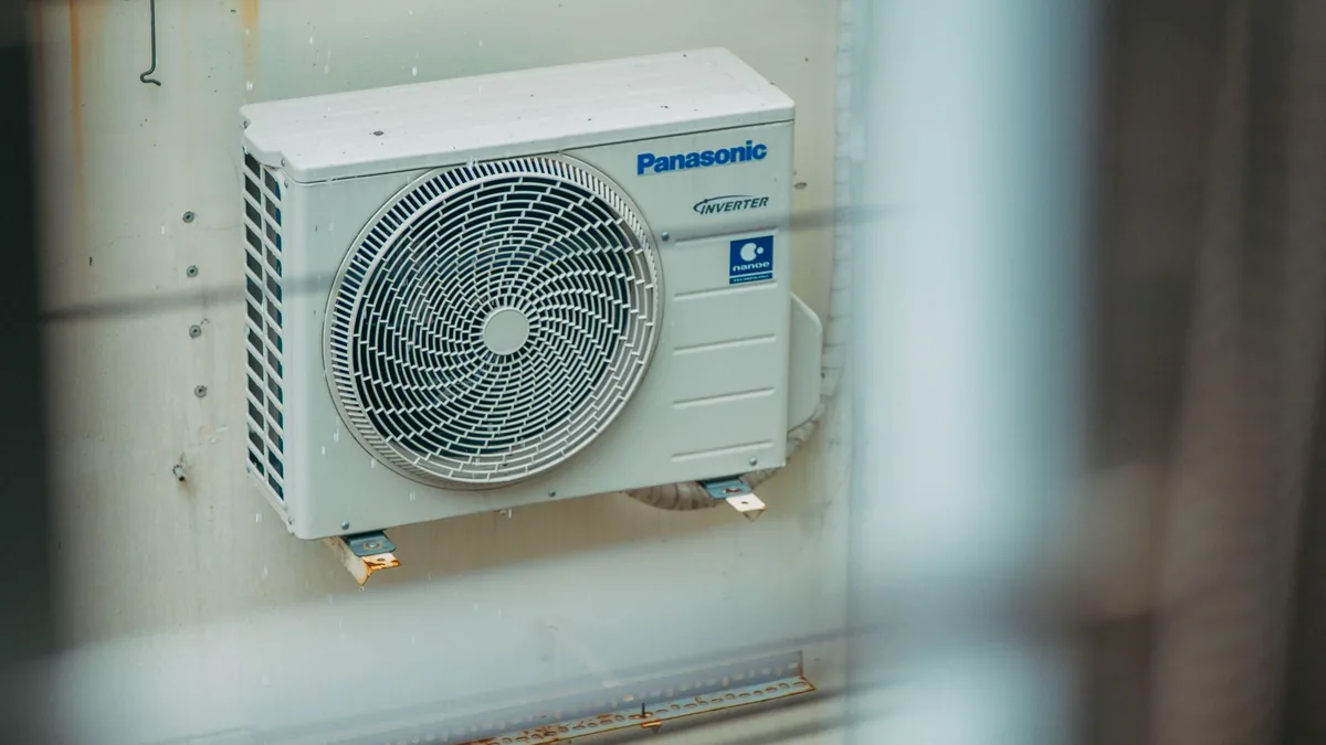 壁に取り付けられた家庭用エアコンの室内機