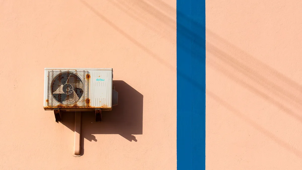 室内の壁に取り付けられたエアコン