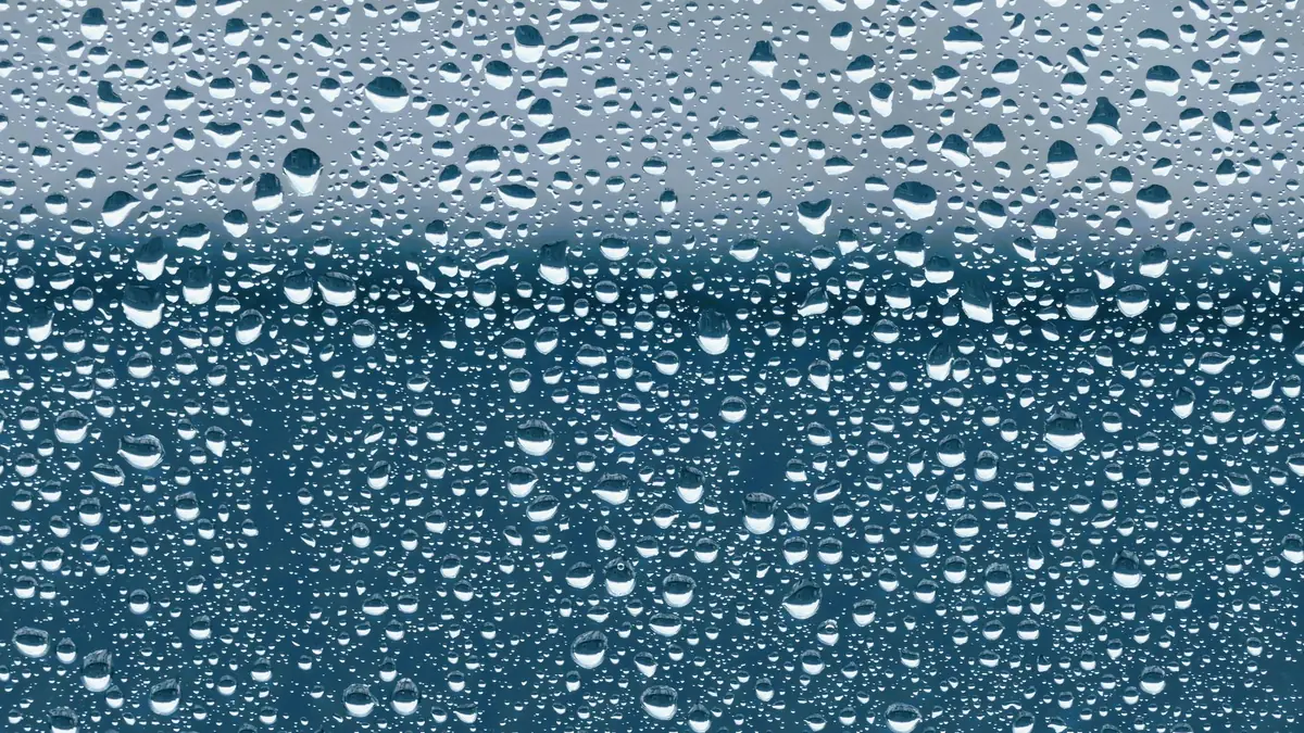 結露の水滴がついた冬の窓ガラスとサッシまわり